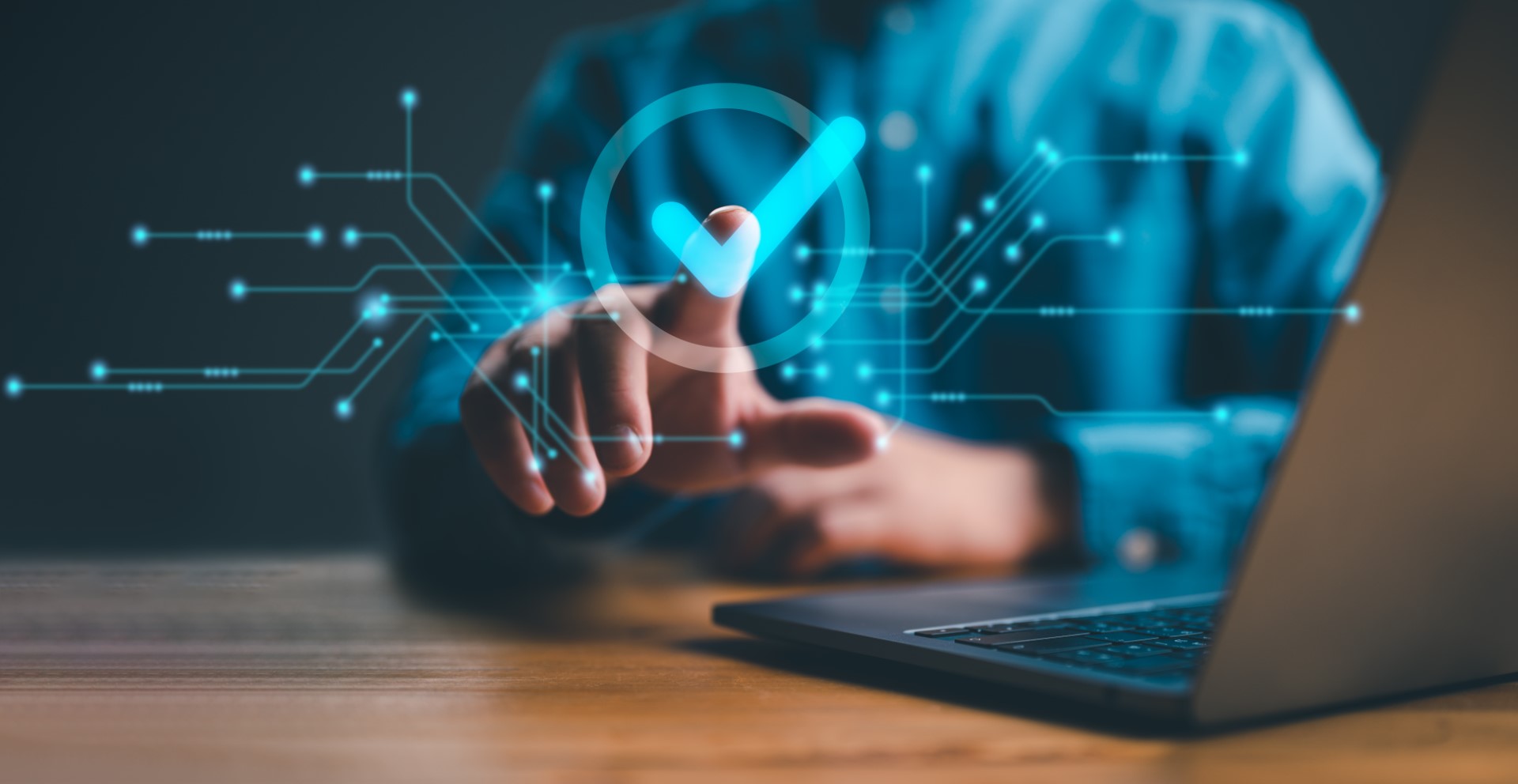 Person tippt auf ein digitales Häkchen-Symbol, das von vernetzten Datenströmen umgeben ist – symbolisiert geprüfte Prozesse, Standardsicherheit und den Einsatz von KI in der Qualitätskontrolle.