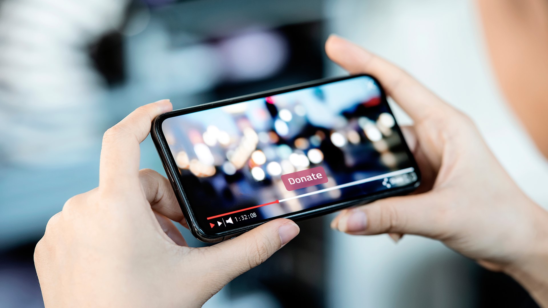 Smartphone zeigt Video mit integriertem Spendenbutton