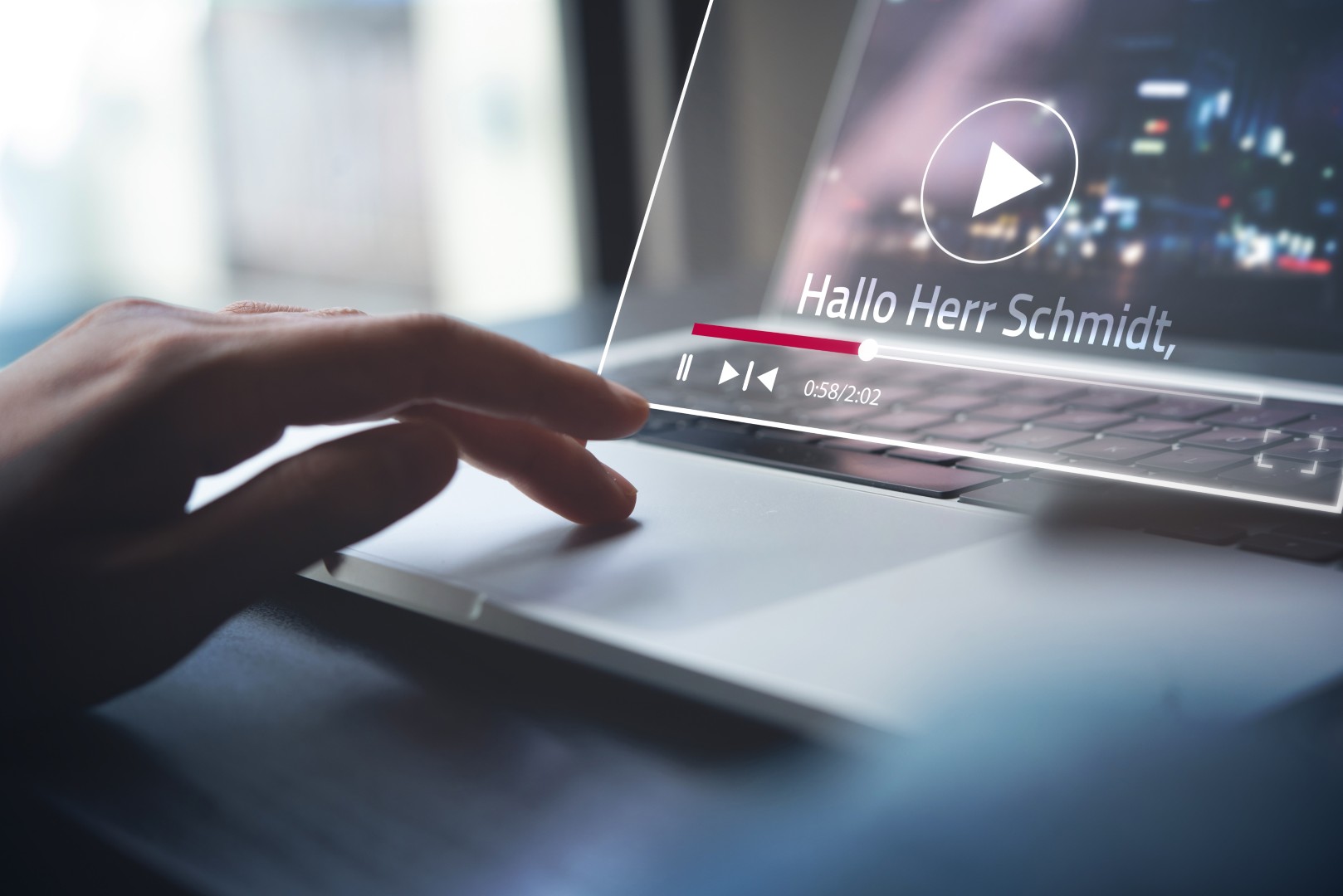 Person startet personalisiertes Video auf Laptop mit individueller Ansprache
