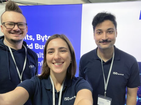 Das Bild zeigt Mitarbeitende der ISO-Gruppe auf der Connecta Regensburg, einer etablierten Job- und Karrieremesse für Studierende und Absolventen. Es steht für den persönlichen Austausch zu Einstiegsmöglichkeiten, IT-Karrieren und beruflicher Entwicklung. Die ISO-Gruppe präsentiert sich dort als moderner Arbeitgeber mit vielfältigen Perspektiven in Softwareentwicklung, IT und digitalen Lösungen.