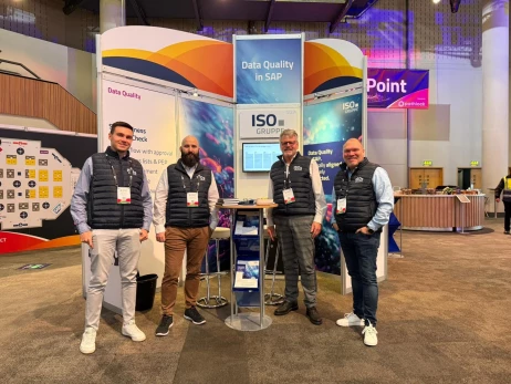 Das Bild zeigt das Messeteam der ISO-Gruppe am Ausstellungsstand mit Schwerpunkt auf Datenqualität in SAP. Es steht für die Teilnahme der ISO-Gruppe an der UKISUG 2026, einer zentralen Fachmesse für die SAP-Community im Vereinigten Königreich. Im Fokus stehen Lösungen und Beratung rund um Datenqualität, Governance und zuverlässige SAP-Prozesse.