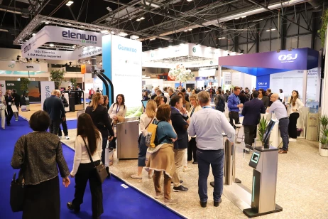 Das Bild zeigt eine belebte Messehalle mit Ausstellungsständen und Fachbesuchern im Austausch – passend zur PTE Asia (Passenger Terminal Expo Asia). Es visualisiert die internationale Plattform für Airport Operations, digitale Flughafenprozesse und Innovationen im asiatisch-pazifischen Raum. Die ISO-Gruppe präsentiert vor Ort ihre SkyPort Suite, eine modulare Software für Airport Management, AOCC und operative Steuerung.