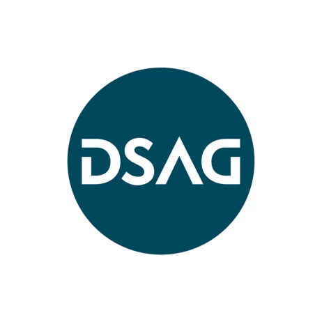 as Bild zeigt das offizielle Logo der DSAG als weiße Wortmarke in einem dunkelgrünen Kreis. Es steht für die Deutschsprachige SAP-Anwendergruppe und ihre Technologietage 2026 als zentrale Plattform für SAP-, IT- und Digitalisierungsthemen. Das Logo dient als visueller Bezugspunkt für das etablierte Branchenevent, an dem auch die ISO-Gruppe teilnimmt.