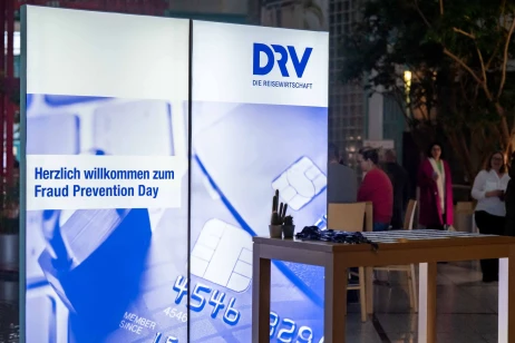 Das Bild zeigt den Fraud Prevention Day des Deutschen Reiseverbands (DRV) mit einem Begrüßungsbanner. Auch die ISO-Gruppe nimmt an diesem wichtigen Branchenevent teil, um ihr Know-how in den Bereichen Datenqualität, Compliance und Betrugsprävention einzubringen. Die Veranstaltung steht für Austausch, Sicherheit und die Stärkung von Vertrauen in der Reisebranche.