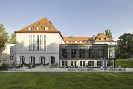 The image shows Harnack House in Berlin, combining a historic façade with a modern extension—an ideal setting for the 18th Fundraising Day Berlin-Brandenburg on September 11, 2026. The congress brings together nonprofits and foundations from the region to share hands-on insights on donations, corporate partnerships, and philanthropy. On site, the ISO-Gruppe presents Charity:up, a marketing platform using personalized videos that let supporters donate or subscribe to newsletters directly within the video.