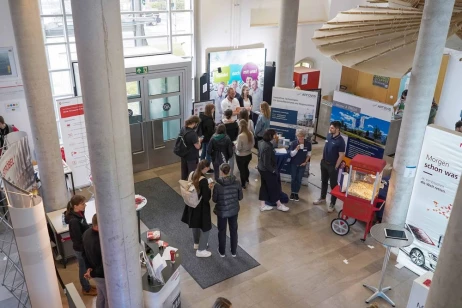 Das Bild zeigt die Veranstaltung Companies@Campus Ansbach mit zahlreichen Studierenden im Austausch an Unternehmensständen. Es steht stellvertretend für Karrieremessen an Hochschulen, bei denen Unternehmen frühzeitig mit Nachwuchskräften in Kontakt treten. Die ISO-Gruppe präsentiert sich in diesem Umfeld als attraktiver IT-Arbeitgeber mit vielfältigen Einstiegs- und Entwicklungsmöglichkeiten.