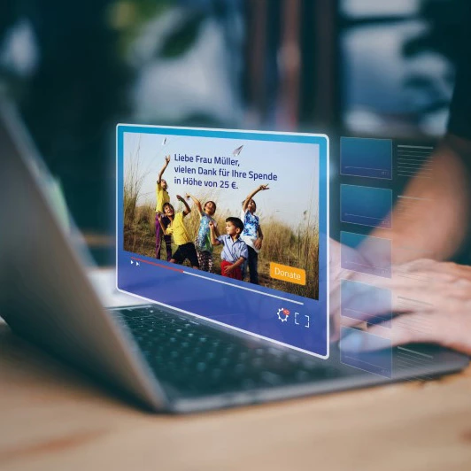 Laptop zeigt personalisiertes Dankesvideo für Spende mit individueller Nachricht