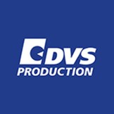 Logo der Firma DVS Production mit stilisiertem Buchstaben "D" in einem weißen Quadrat und dem Schriftzug "DVS PRODUCTION" in weißer Schrift auf blauem Hintergrund.