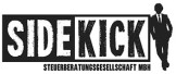 Der Schriftzug ‚SIDEKICK‘ in großer, grob strukturierter weißer Schrift auf schwarzem Hintergrund, rechts daneben die Silhouette eines Mannes im Anzug. Unter dem Logo steht in kleinerer schwarzer Schrift ‚STEUERBERATUNGSGESELLSCHAFT MBH‘.