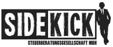Der Schriftzug ‚SIDEKICK‘ in großer, grob strukturierter weißer Schrift auf schwarzem Hintergrund, rechts daneben die Silhouette eines Mannes im Anzug. Unter dem Logo steht in kleinerer schwarzer Schrift ‚STEUERBERATUNGSGESELLSCHAFT MBH‘.