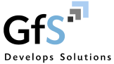 Logo von GfS mit dem Slogan ‚Develops Solutions‘. Das Logo zeigt die Buchstaben ‚GfS‘, wobei das ‚S‘ in Hellblau hervorgehoben ist. Über dem ‚S‘ befinden sich drei gestapelte Pfeile in Schwarz, Grau und Hellblau, die nach oben rechts zeigen.