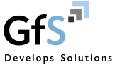 Logo von GfS mit dem Slogan ‚Develops Solutions‘. Das Logo zeigt die Buchstaben ‚GfS‘, wobei das ‚S‘ in Hellblau hervorgehoben ist. Über dem ‚S‘ befinden sich drei gestapelte Pfeile in Schwarz, Grau und Hellblau, die nach oben rechts zeigen.