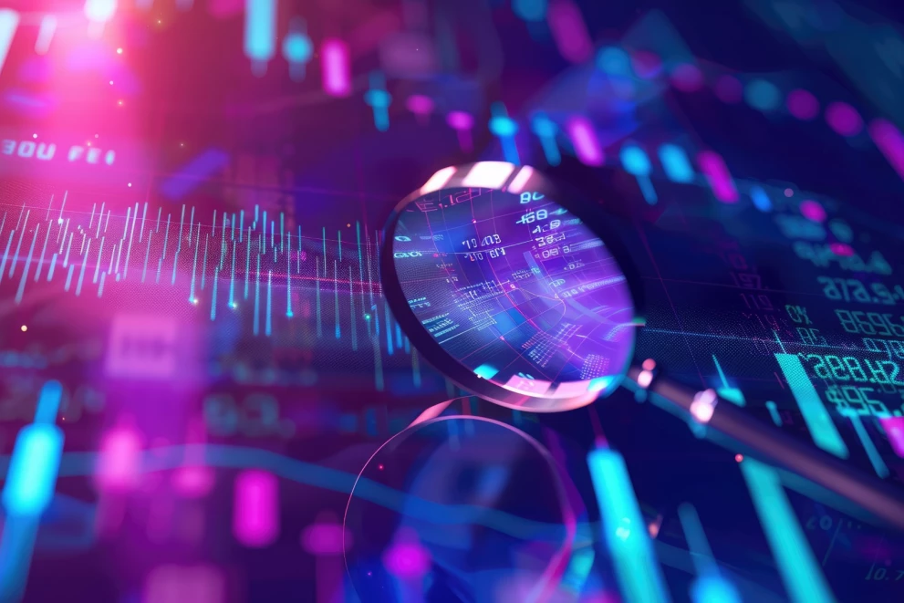 Das Bild zeigt eine Lupe, die auf digitale Daten, Diagramme und Kennzahlen gerichtet ist, und symbolisiert eine präzise Analyse der Datenqualität. Die neonfarbenen Grafiken stehen für moderne Technologien im Bereich Digitalisierung, Data Analytics und Business Intelligence.