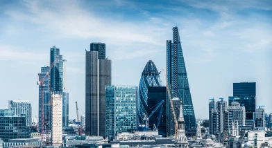 The image shows the skyline of London, a key hub for digital innovation and travel technology, in the context of the Travolution European Summit. The event brings together technology providers, tour operators and industry experts to discuss trends in platform strategies, e-commerce and digital distribution in tourism. ISO-Gruppe attends with its Travel business unit to connect with international partners and gain insights for further developing its travel solutions.