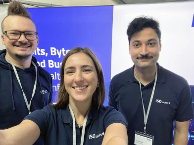 The image shows members of the ISO-Gruppe team attending Connecta Regensburg, a well-known career fair for students and graduates. It represents direct exchange about entry-level opportunities, IT careers, and professional development. ISO-Gruppe positions itself as a modern employer offering diverse career paths in software development, IT, and digital solutions.