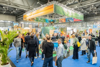 Das Bild zeigt eine gut besuchte Messehalle der Ferienmesse Wien mit Ständen von Destinationen und Reiseanbietern. Im Kontext der ISO-Gruppe steht es für den fachlichen Austausch zu Reisetrends und Marktanforderungen: Der Bereich Travel entwickelt maßgeschneiderte IT Lösungen und Beratungsleistungen für Reiseveranstalter und Touristikunternehmen, z. B. Reservierungs und Vertriebssysteme, E Commerce Lösungen sowie Technologien wie dynamische Paketierung und Schnittstellen zu externen Lieferanten.