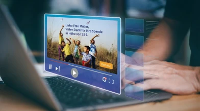 Laptop mit personalisiertem Spendenvideo und individueller Dankesnachricht an eine Spenderin