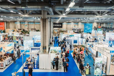 Das Bild zeigt eine stark frequentierte Messehalle der Ferienmesse Bern mit Ausstellern aus Tourismus, Destinationen und Reiseveranstaltung. Im Zusammenhang mit der ISO-Gruppe steht es für den fachlichen Austausch rund um digitale Anforderungen der Touristik: Der Geschäftsbereich Travel entwickelt und betreibt individuelle IT-Lösungen für Reiseveranstalter, Veranstalterketten und touristische Plattformen – von Buchungs- und Vertriebssystemen über dynamische Paketierung bis hin zu Schnittstellen, Integration und Beratung entlang der gesamten Wertschöpfungskette.