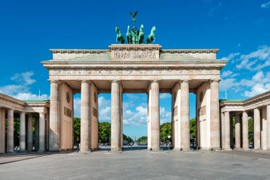 Das Bild zeigt das Brandenburger Tor in Berlin im Kontext der VIR Innovationstage, einer zentralen Branchenveranstaltung für digitale Innovationen im Tourismus. Die Veranstaltung des VIR (Verband Internet Reisevertrieb) bringt führende Akteure der Online-Reisebranche zusammen, um Trends, Technologien und Entwicklungen im digitalen Vertrieb zu diskutieren. Die ISO-Gruppe ist mit ihrem Geschäftsbereich Travel vertreten und bringt ihre Expertise in den Bereichen Buchungssysteme, Plattformlösungen und digitale Vertriebsprozesse in den Austausch ein.