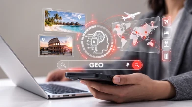 Visualisierung zu GEO im Tourismus mit KI-gestützter Reisesuche auf dem Smartphone, Reiseangeboten, Weltkarte und digitalen Reiseinformationen.