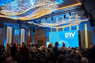 Blick in den Veranstaltungssaal des DRV-Hauptstadtkongresses 2025 in Berlin: Zahlreiche Teilnehmende warten vor der großen Bühne mit DRV-Logo auf den Programmbeginn. Die ISO-Gruppe ist als Partner vor Ort und bringt ihre Expertise im Bereich Touristik-IT und Digitalisierung ein.