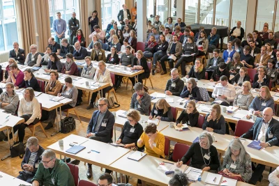 Das Bild zeigt einen voll besetzten Kongresssaal mit Teilnehmenden aus Vereinen, Stiftungen und der Fundraising-Praxis. Es steht für den Norddeutschen Fundraisingtag als zentrale Fachveranstaltung für Austausch, Weiterbildung und neue Impulse im Fundraising. Die ISO-Gruppe ist mit Charity:up präsent und zeigt, wie personalisierte Videos digitales Fundraising wirkungsvoll unterstützen.