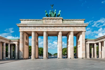 The image shows the Brandenburg Gate in Berlin in the context of the VIR Innovation Days, a key industry event focused on digital innovation in tourism. Organized by the VIR (Association for Internet Travel Sales), the event brings together leading players in online travel to discuss trends, technologies and developments in digital distribution. ISO-Gruppe participates with its Travel business unit, contributing expertise in booking systems, platform solutions and digital sales processes.