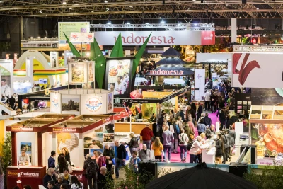 Das Bild zeigt eine stark frequentierte Messehalle der Travel Trade Days mit zahlreichen internationalen Ausstellern und Fachbesuchern aus der Tourismusbranche. Es steht für den persönlichen Austausch zu Reisetrends, digitalen Lösungen und technologischen Innovationen im Reisevertrieb. Die Travel Trade Days bieten eine zentrale Plattform für Networking, Geschäftsanbahnung und Travel-IT-Themen im internationalen Umfeld.