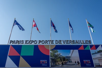 Das Bild zeigt das Messegelände Paris Expo Porte de Versailles, den Veranstaltungsort der IFTM Paris. Die Fachmesse zählt zu den wichtigsten Branchentreffen der französischen Tourismuswirtschaft und bringt Reiseveranstalter, Vertriebspartner, Destinationen und Technologieanbieter zusammen. Für die ISO-Gruppe bietet die Veranstaltung die Möglichkeit, sich zu aktuellen Entwicklungen in den Bereichen Travel Technology, Digitalisierung und KI-gestützte Lösungen für die Touristik auszutauschen.