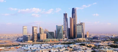 The image shows the skyline of Riyadh as a key economic and tourism hub in Saudi Arabia in the context of the Saudi Travel Market. The international trade fair brings together tour operators, destinations and technology providers to discuss trends and developments in global tourism. ISO-Gruppe attends the event to gain market insights, connect with partners and position its solutions for digital transformation in the travel industry.