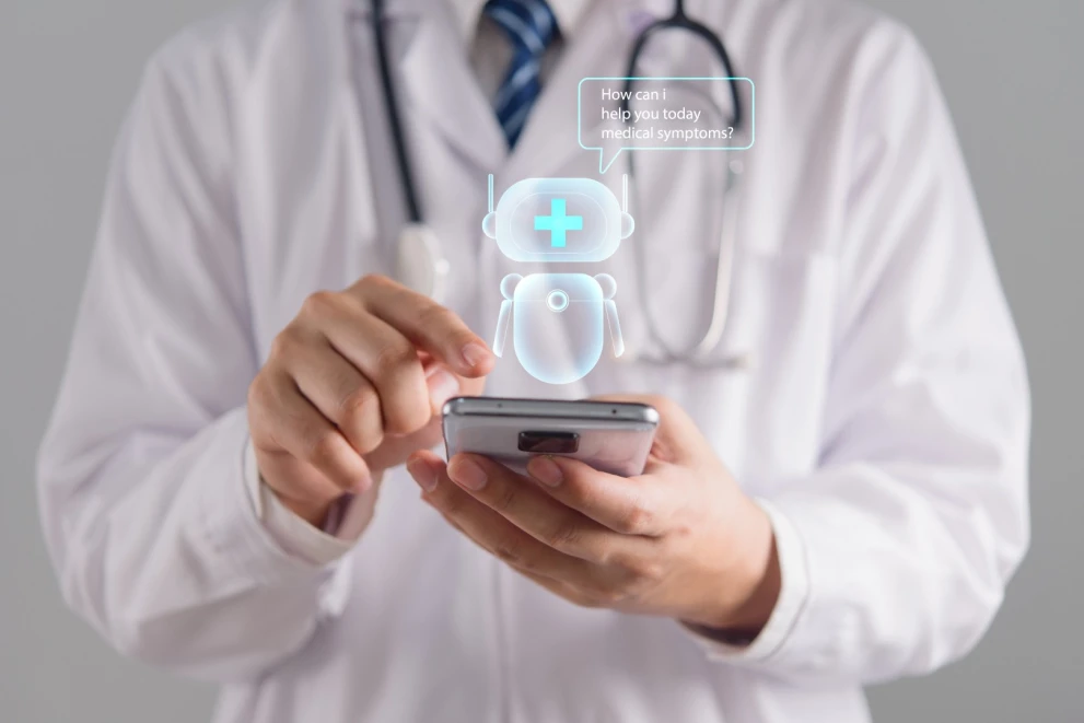 Ein Arzt nutzt ein Smartphone, ergänzt durch ein Chatbot-Overlay für Symptomabfrage und Erstinformation. Das Motiv passt zu KI-gestützter Anamnese, Telemedizin, digitalem Symptom-Checker und effizienter Patientenaufnahme in Praxis und Klinik.