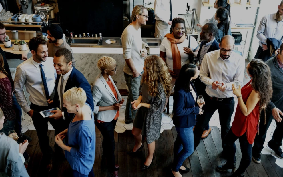 Business- und IT-Experten im Austausch auf dem IT-Strategiegipfel in Berlin