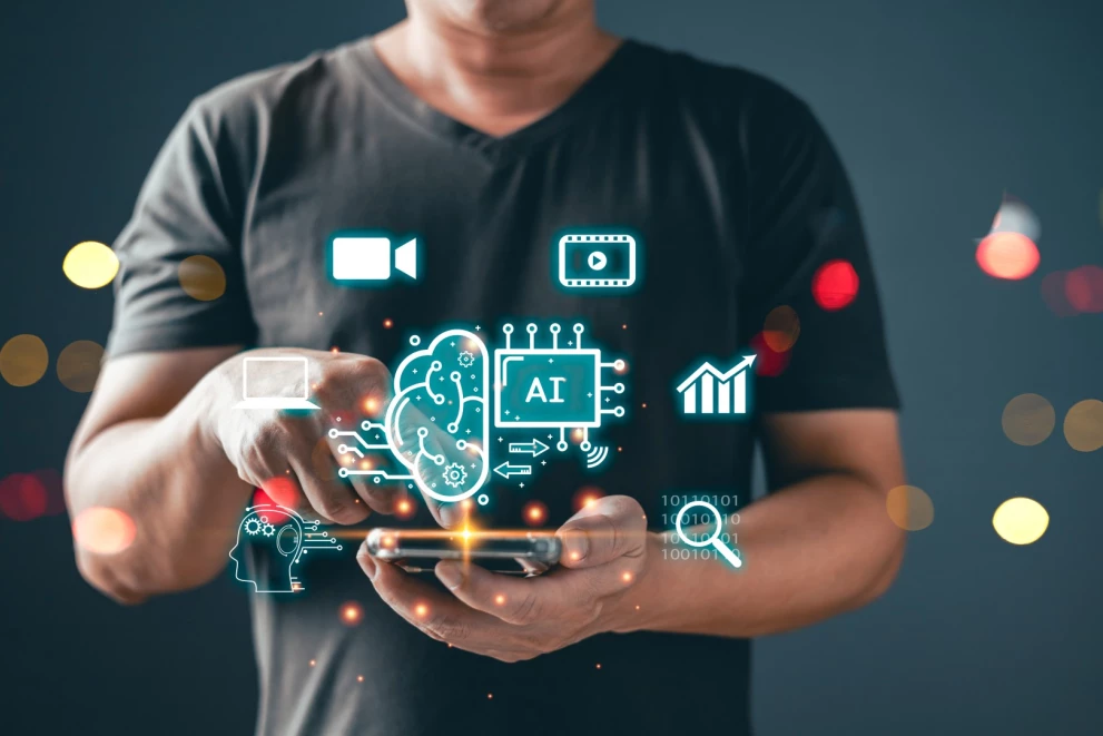 Person bedient Smartphone mit visualisierten KI- und Video-Icons für digitale Kommunikation