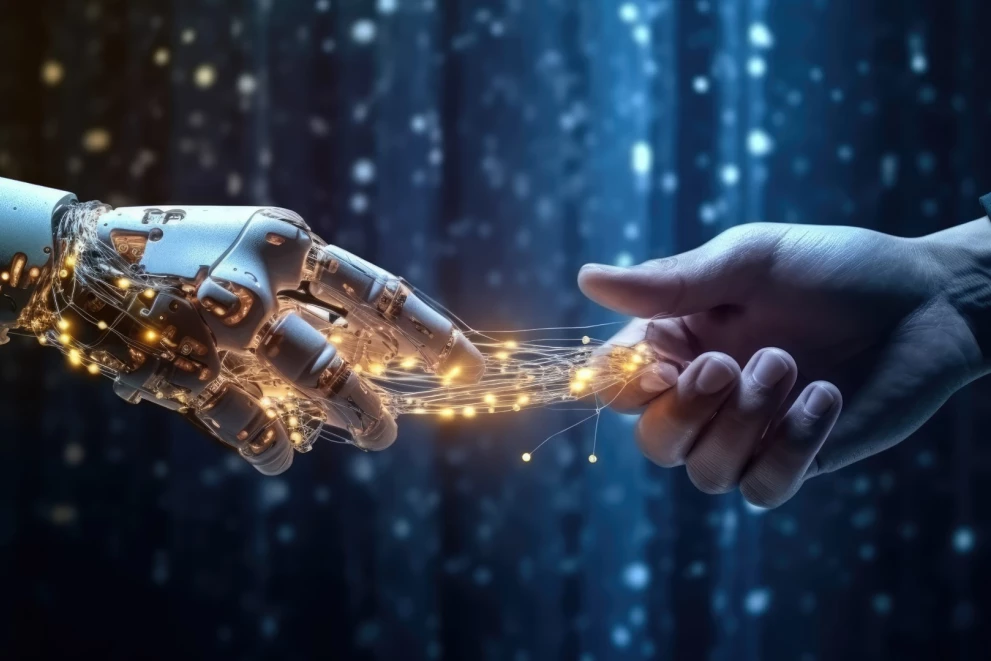 Menschliche Hand berührt Roboterhand, leuchtende Verbindungen symbolisieren Zusammenarbeit zwischen Mensch und künstlicher Intelligenz.