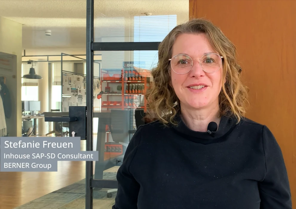 Das Bild zeigt Stefanie Freuen, Inhouse SAP-SD Consultant der BERNER Group. Im Rahmen einer Kundenreferenz berichtet sie über den Einsatz von Marlin Data Governance Geschäftspartner der ISO-Gruppe zur strukturierten Pflege von Geschäftspartnerstammdaten, zur Verbesserung der Datenqualität sowie zur Unterstützung standardisierter Prozesse in SAP.