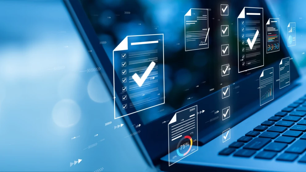 Checklisten- und Dokument-Overlays stehen für Datenabgleich, Validierung und die Konsolidierung von Datensätzen. Das Motiv passt zu Master Data Management, Dublettenprüfung, Data Quality, Matching-Algorithmen und KI-gestützter Stammdatenanreicherung in CRM- und ERP-Systemen.