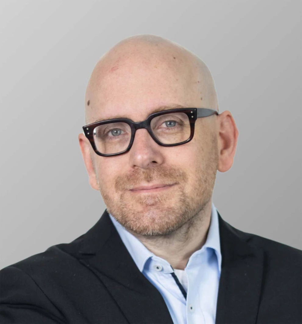 Porträtfoto von Moritz Goeb, Board-Mitglied der ISO-Gruppe, verantwortlich für Unternehmensentwicklung und Finanzen. Er trägt eine schwarze Brille und ein Business-Outfit.