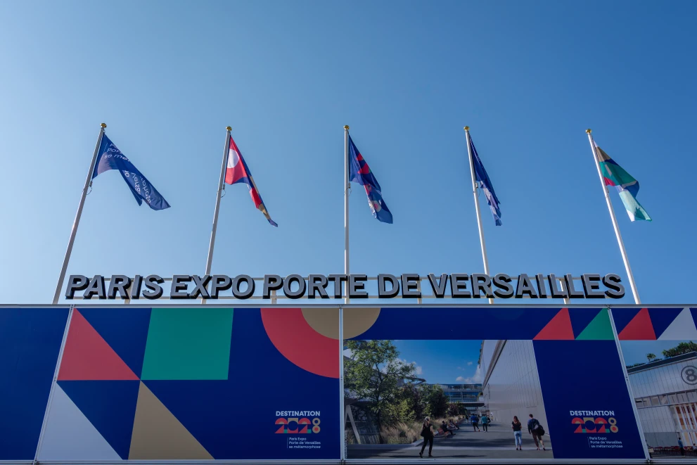 Das Bild zeigt das Messegelände Paris Expo Porte de Versailles, den Veranstaltungsort der IFTM Paris. Die Fachmesse zählt zu den wichtigsten Branchentreffen der französischen Tourismuswirtschaft und bringt Reiseveranstalter, Vertriebspartner, Destinationen und Technologieanbieter zusammen. Für die ISO-Gruppe bietet die Veranstaltung die Möglichkeit, sich zu aktuellen Entwicklungen in den Bereichen Travel Technology, Digitalisierung und KI-gestützte Lösungen für die Touristik auszutauschen.
