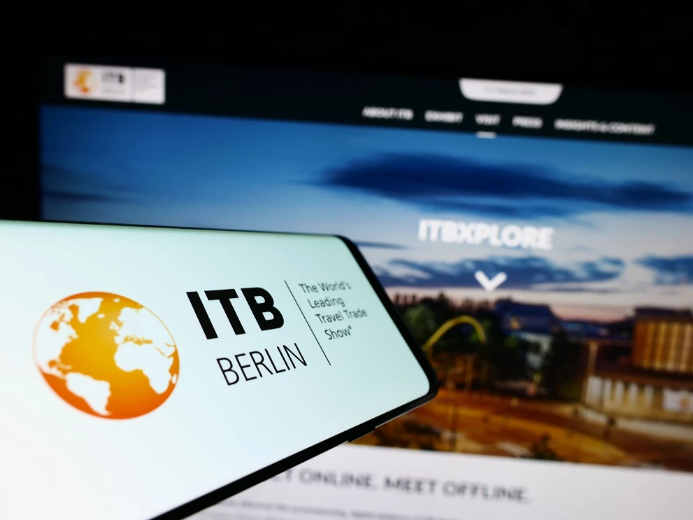 Das Bild zeigt das ITB-Berlin-Branding auf einem mobilen Endgerät vor einer digitalen Messepräsenz. Es steht stellvertretend für die ITB Berlin 2026 und den Auftritt des Travel Bereichs der ISO-Gruppe. Die ISO-Gruppe präsentiert dort ihre Travel-IT-Lösungen und tauscht sich mit internationalen Branchenvertretern über digitale Innovationen im Tourismus aus.