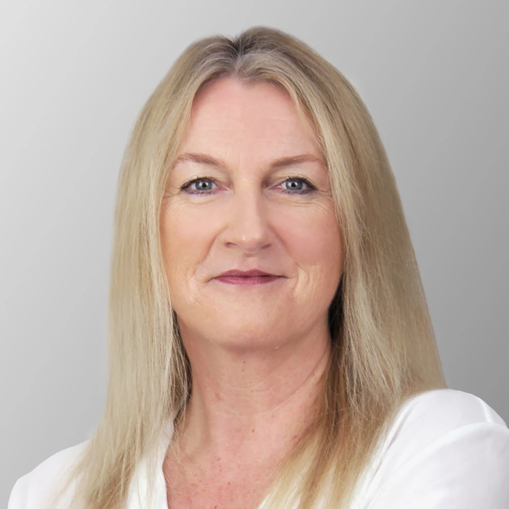 Porträtfoto von Barbara Nägerl-Amaro, Board-Mitglied der ISO-Gruppe, verantwortlich für Human Resources. Sie trägt eine weiße Bluse und hat lange blonde Haare.

