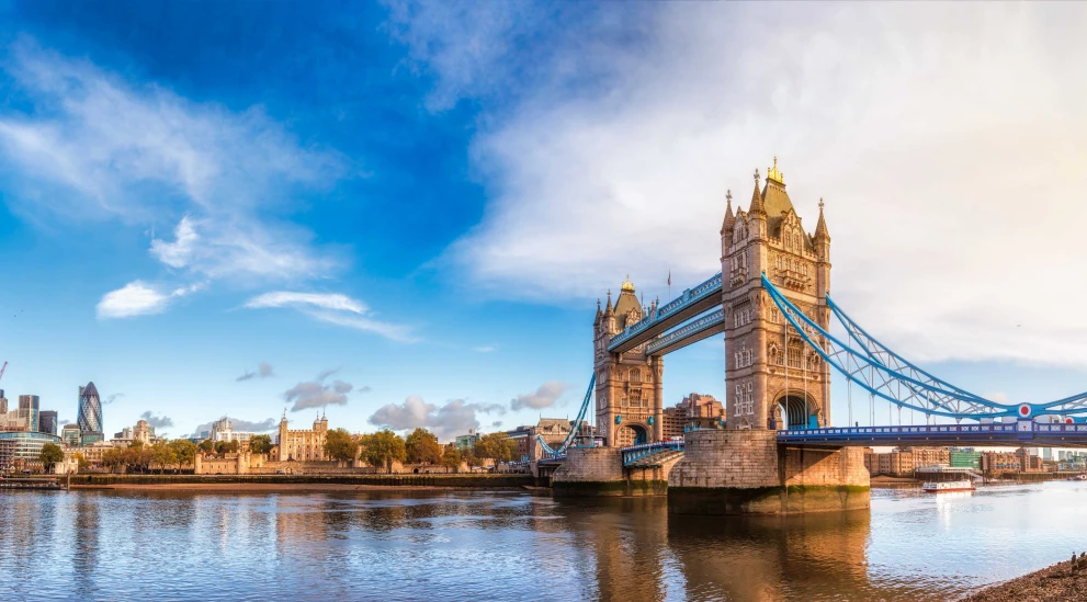 Die Aufnahme der Londoner Tower Bridge steht im Zusammenhang mit der World Travel Market London, einer der führenden internationalen Fachmessen für die Reisebranche. Die ISO-Gruppe besucht die Veranstaltung mit dem Geschäftsfeld Touristik, um sich über digitale Innovationen, moderne Reiseplattformen, Datenmanagement und technologische Entwicklungen im globalen Tourismus auszutauschen.