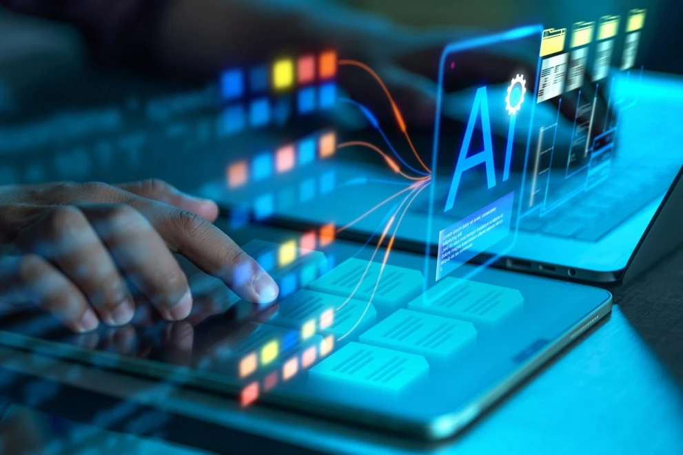 Ein AI-Overlay über Tablet und Laptop steht für die automatisierte Auswertung von Dokumenten, Formularen und Dateiinhalten. Das Motiv passt zu Intelligent Document Processing (IDP), OCR-Extraktion, NLP-basierter Klassifikation sowie Workflow-Automatisierung in ECM-, ERP- und DMS-Umgebungen.