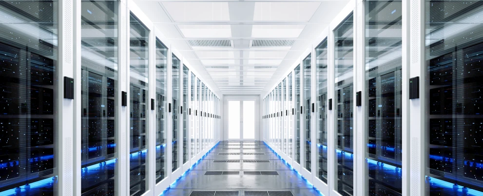 Helles Rechenzentrum mit Serverracks als Symbol für professionell betriebene IT-Infrastruktur und Managed Services.