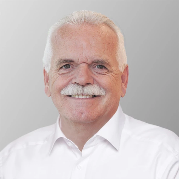 Porträtfoto von Harald Goeb, Gründer der ISO-Gruppe. Er trägt ein weißes Hemd und hat weiße Haare mit einem weißen Schnurrbart.